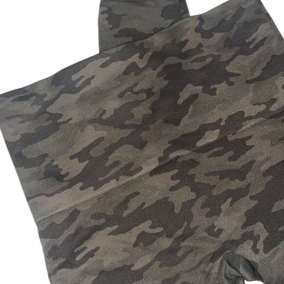Spanx Sage Camo Look At Me Now Stretch Cropped Seamless Leggings Size Large - Picture 1 of 8